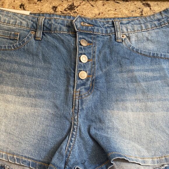 NWT BP. Plus Button Front High Rise Denim Short - Picture 3 of 6